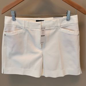 🌺White House, Black market 5’’ shorts WHITE